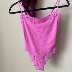 NEW SKIMS LACE TRIM FITS EVERYBODY CAMI BODYSUIT | SIZE-XS | COLOR-PINK ORCHID